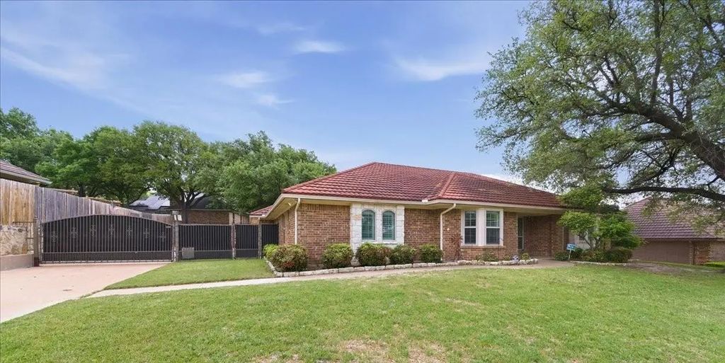 8325 Crosswind Drive, Fort Worth