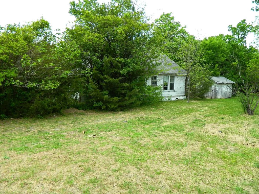 402 W Fannin Street, Leonard