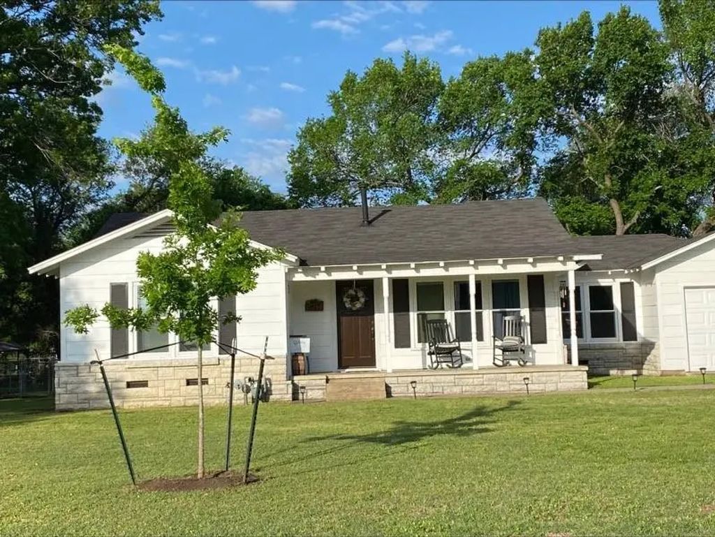 907 N Magnolia Avenue, Hubbard