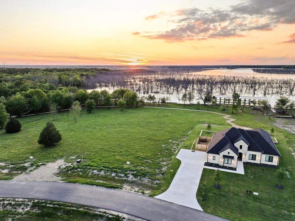 345 Shoreline Drive, Dodd City