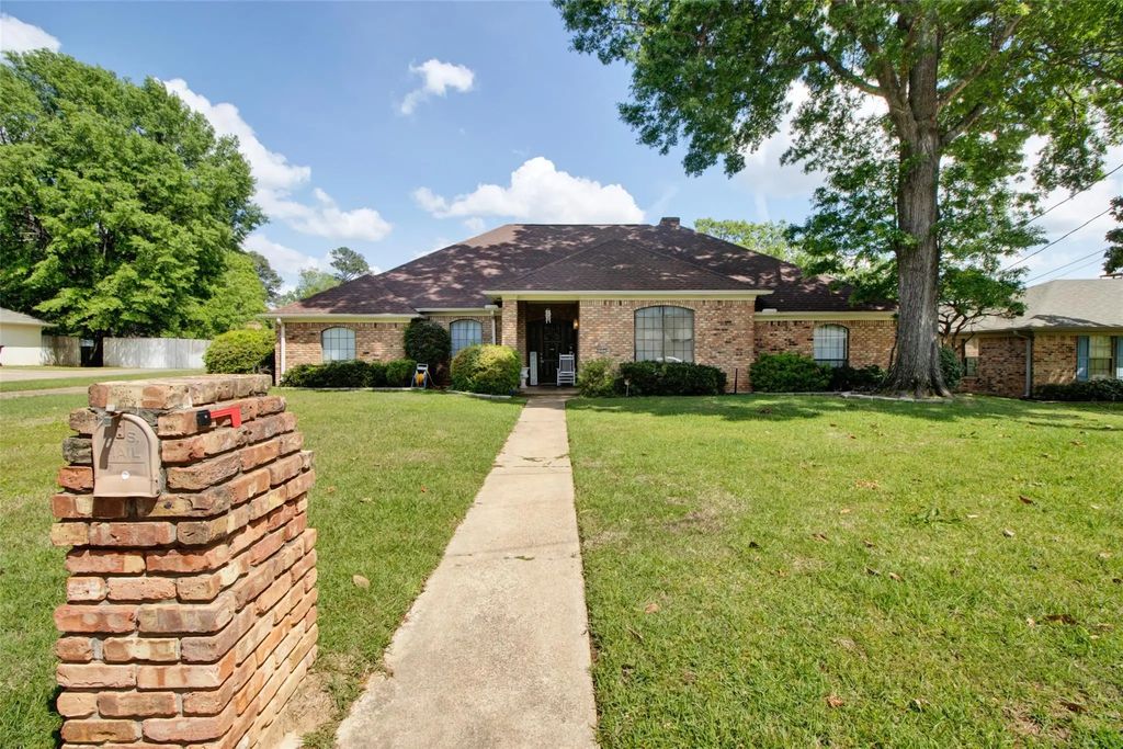 902 Kingsbury Court, Longview
