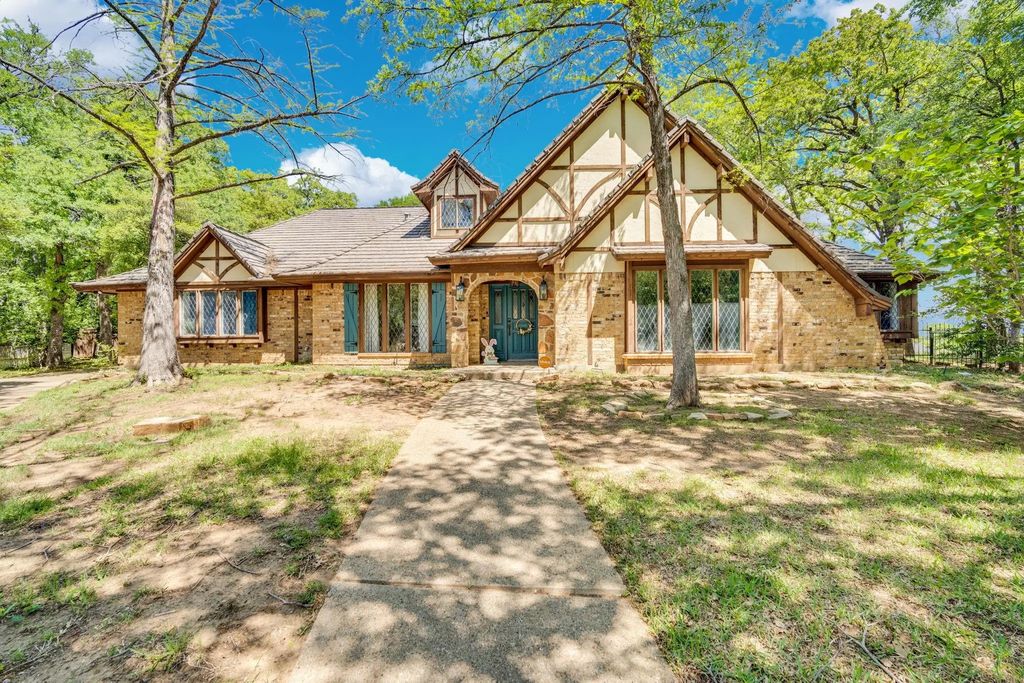 505 Highwoods Trail, Fort Worth