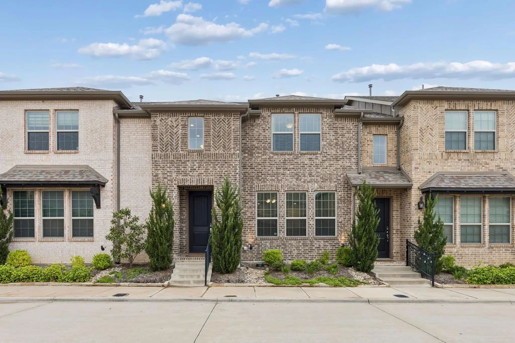911 Ponds Edge Lane, Euless