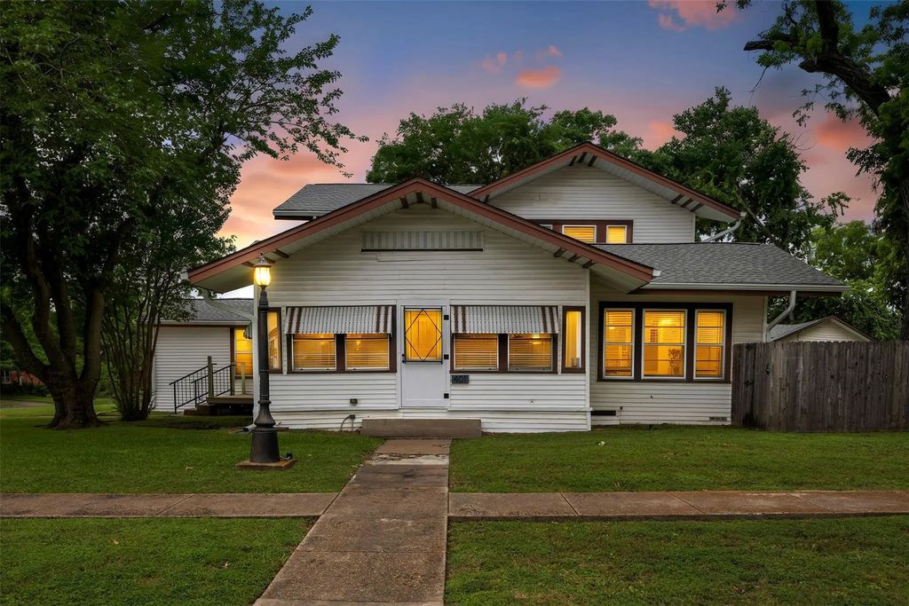 401 N Dallas Street, Ennis
