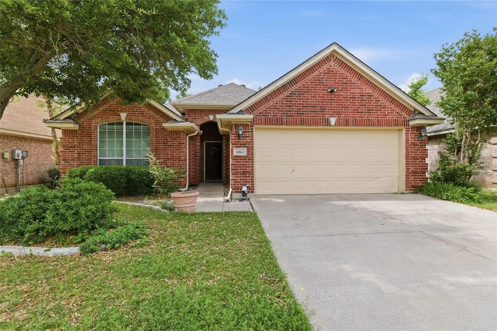 9008 Winding River Drive, Fort Worth