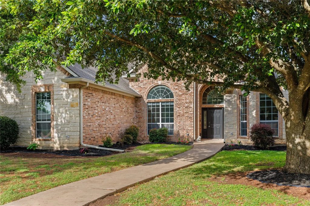 937 Queen Elizabeth Drive, McGregor