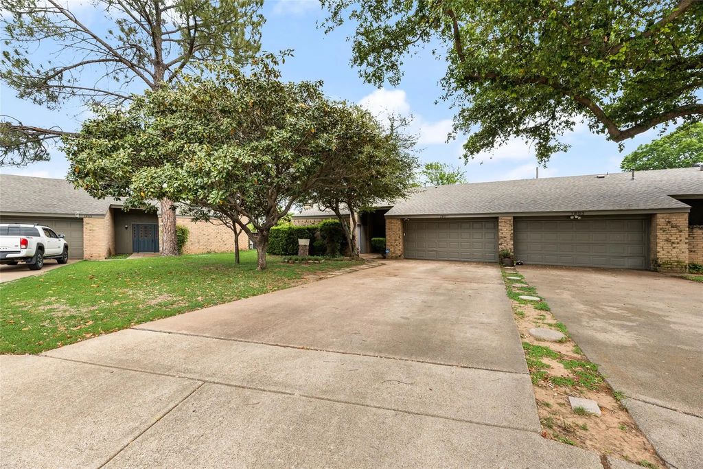 1801 Woodview Court, Grand Prairie