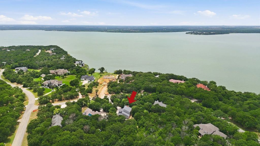 521 Diamond Point Drive, Oak Point