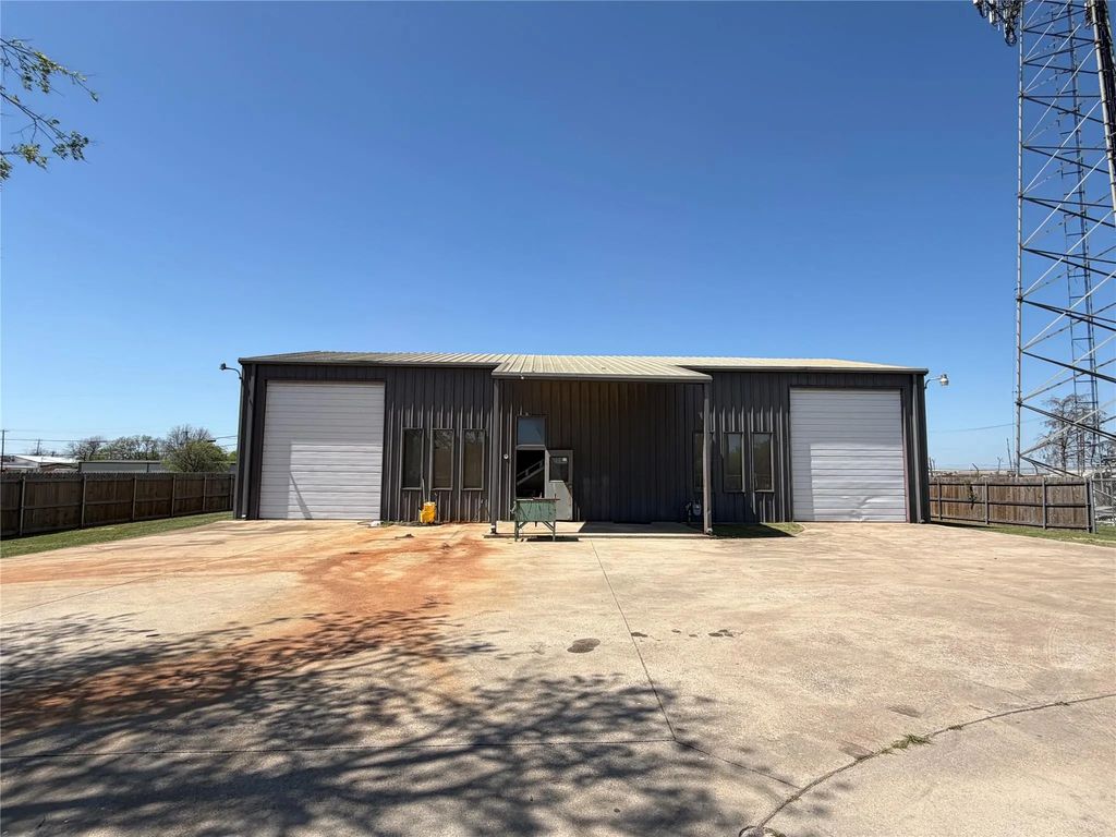 203 N Hampton Road, Crowley