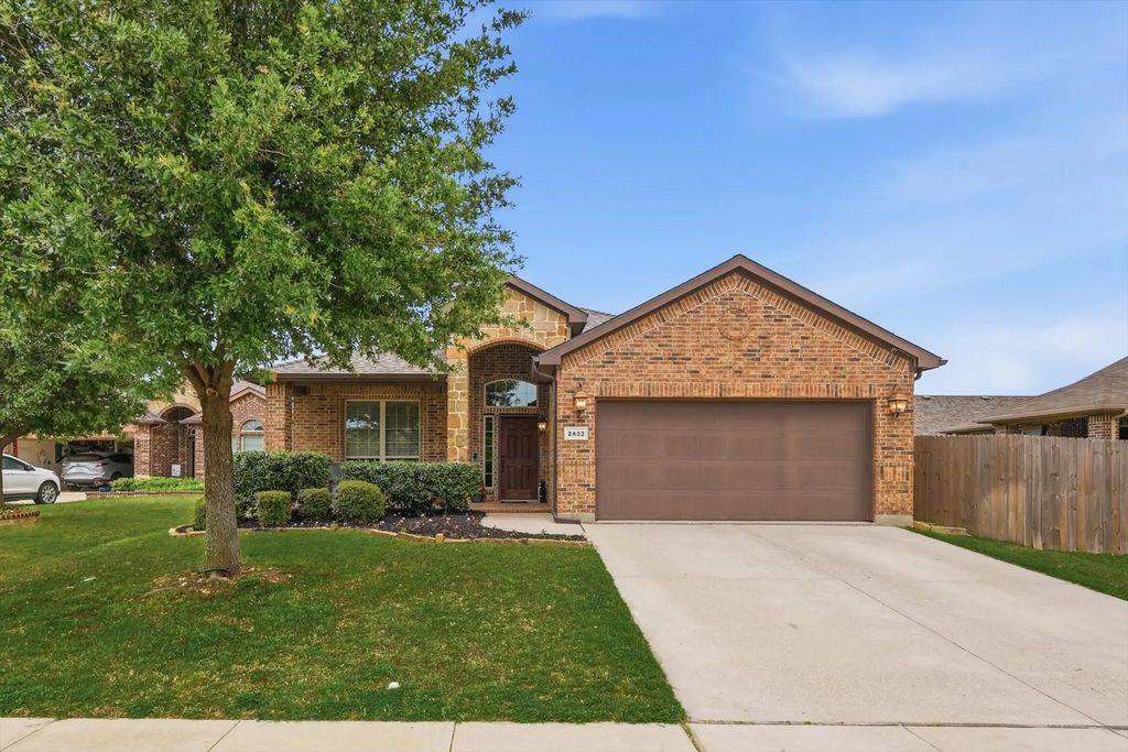 2432 Half Moon Bay Lane, Fort Worth