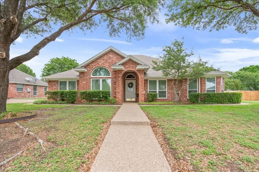 1216 Darbyton Drive, Hewitt