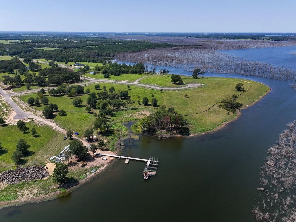220 Diamond Point, Dodd City