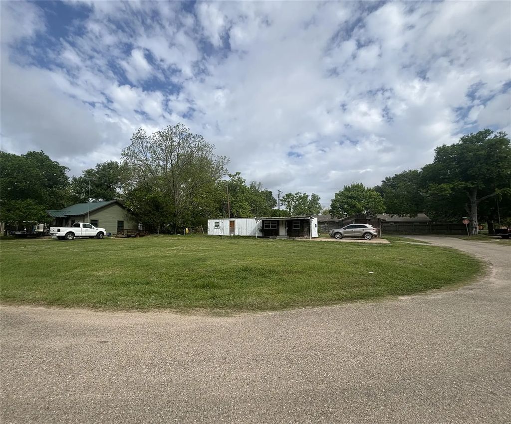 211 E Railroad St Street, Malakoff