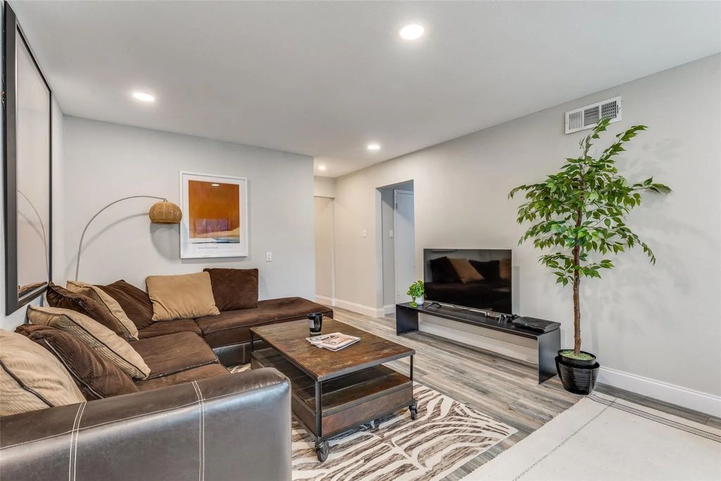 5818 E University Boulevard 236, Dallas