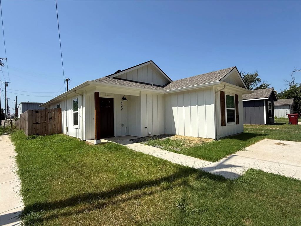 420 E 5th Street, Bonham