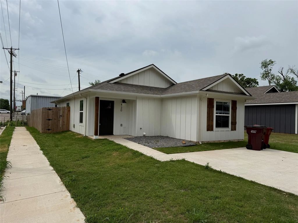 420 E 5th Street, Bonham