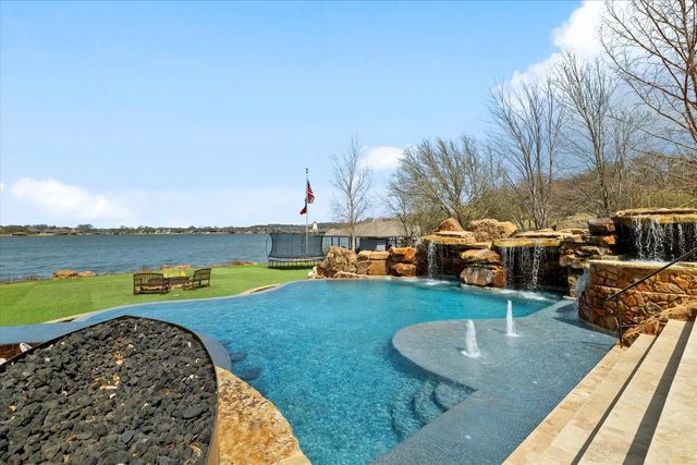 1904 W Emerald Bend Court, Granbury