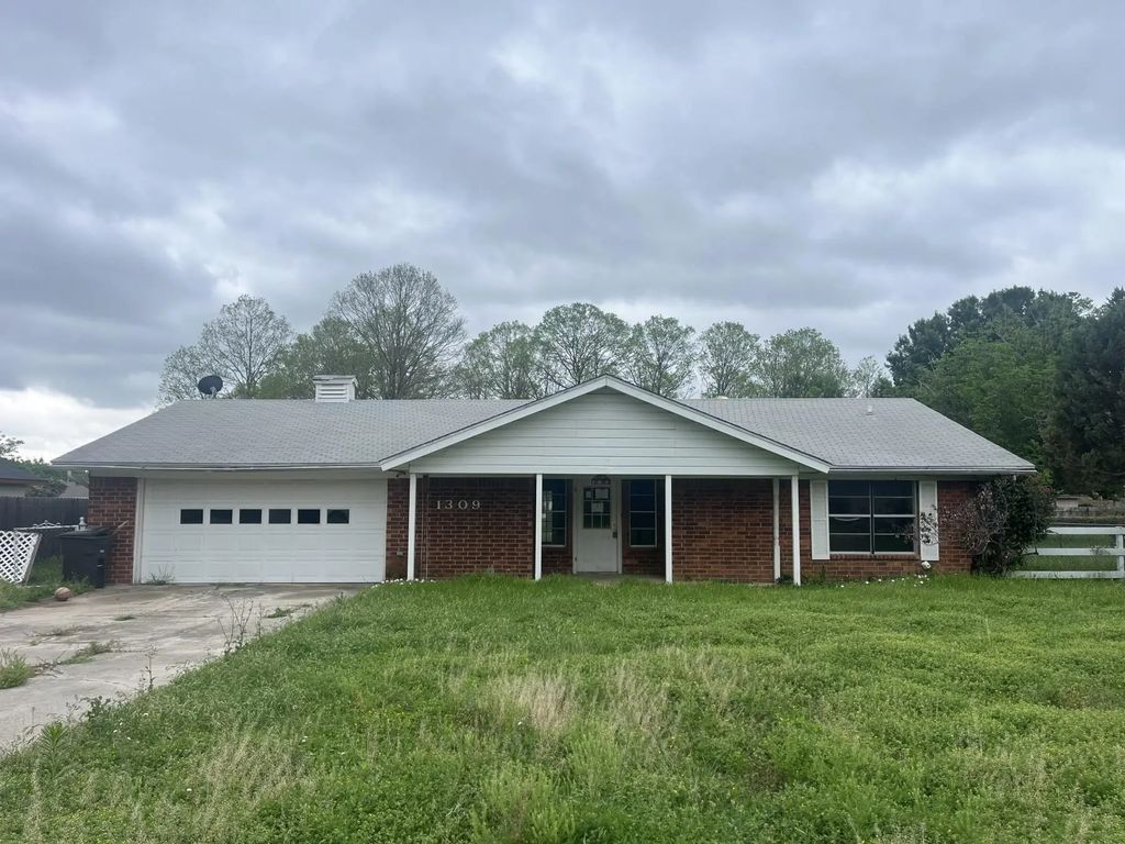 1309 Sherry Lane, Early