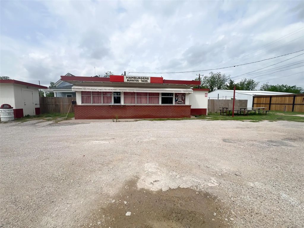 302 E Omega Street, Henrietta