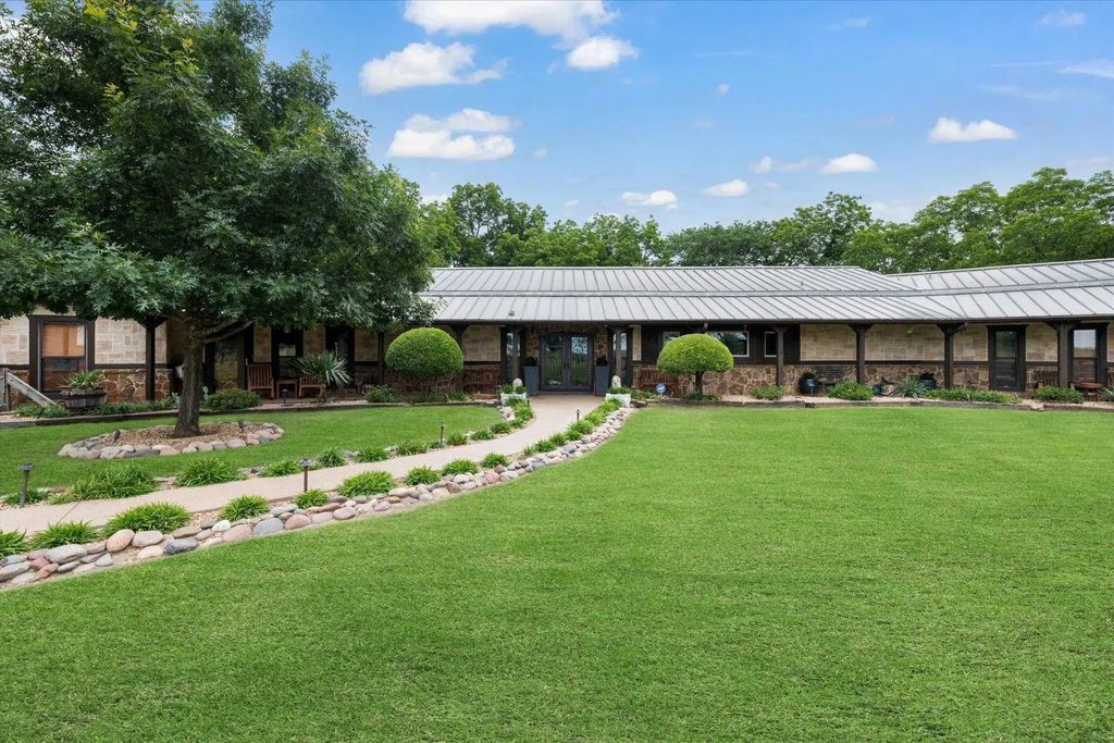 1382 E Black Jack Road, Aubrey
