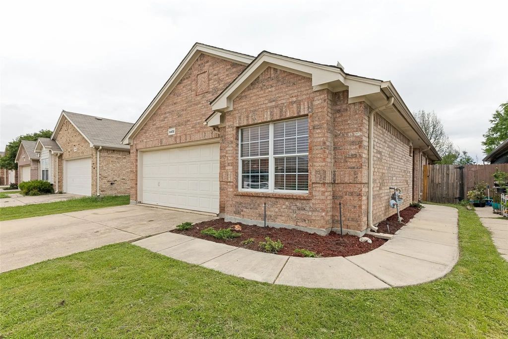 6432 Geneva Lane, Fort Worth