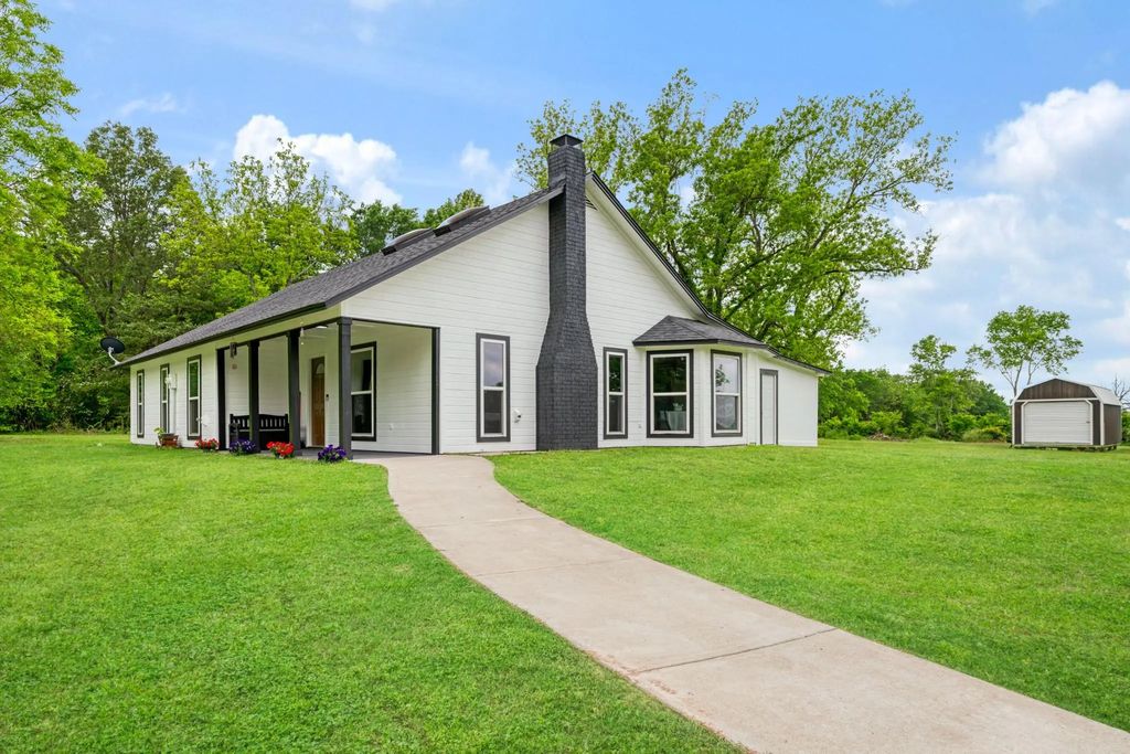 505 N Howison Street, Bogata