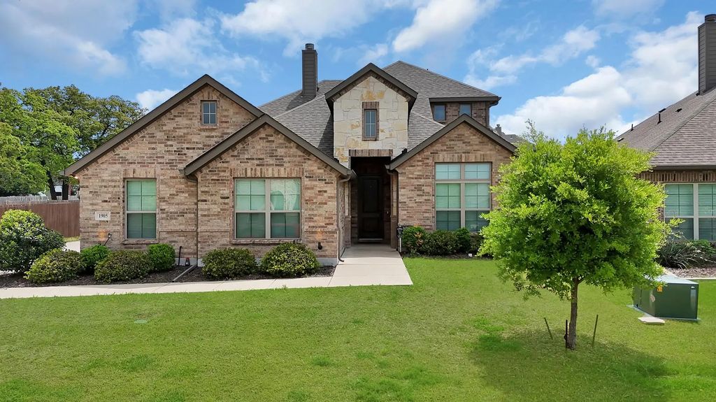 1905 Silver Falls Drive, Burleson