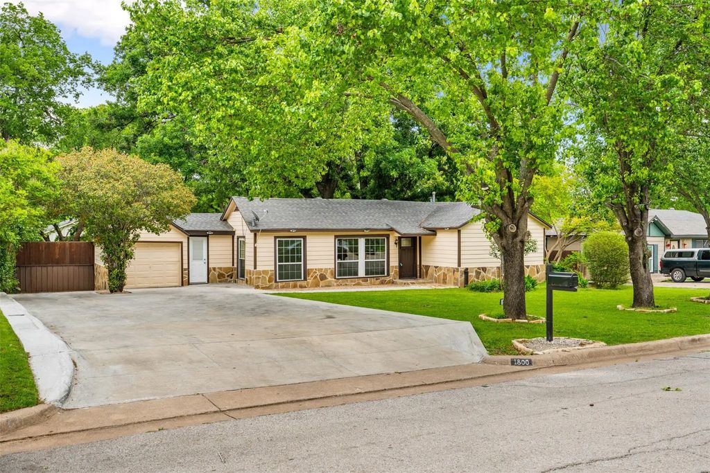 1800 Brook Hollow Drive, Fort Worth