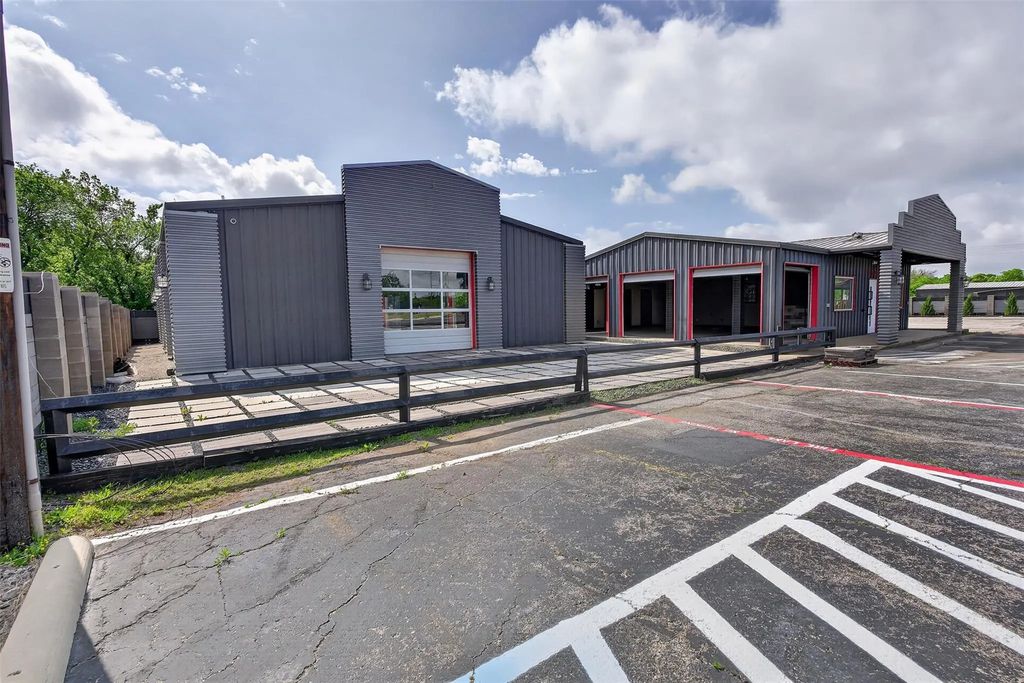 2795 Wilshire Boulevard, Burleson