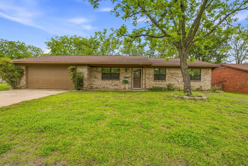 200 E Plum Avenue, De Leon