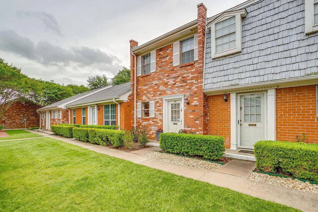 1211 Roaring Springs Road, Fort Worth