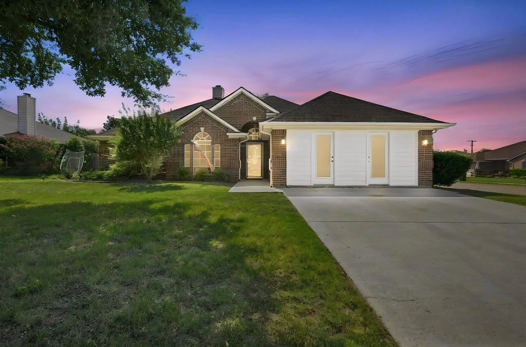 1121 Sw Hillside Drive, Burleson