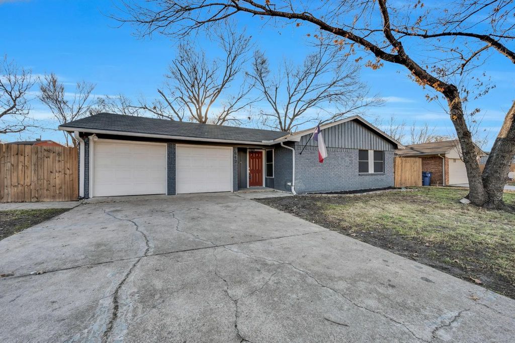 512 Virginia Avenue, Waxahachie