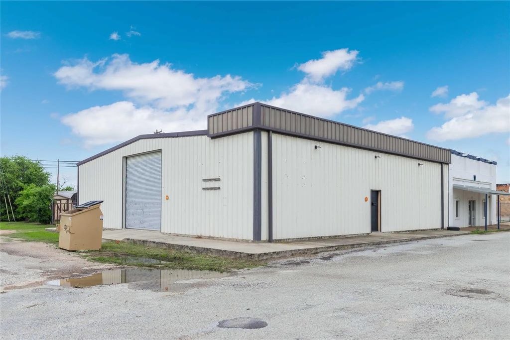119 E Kyle Street, Bangs