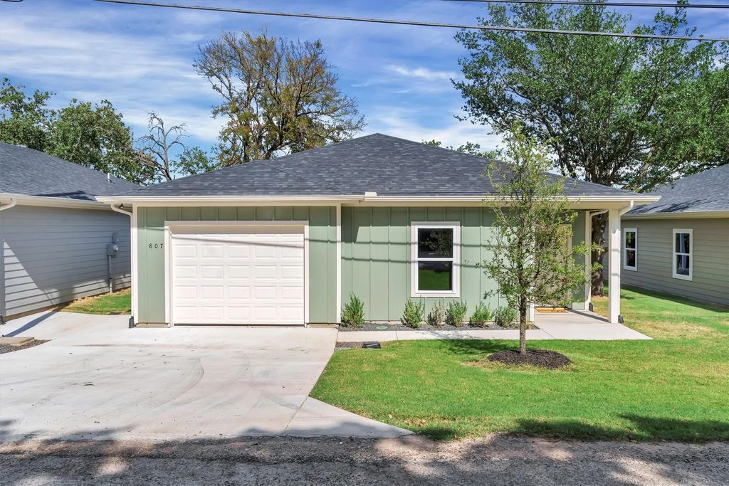 807 Branding Iron Trail, Granbury