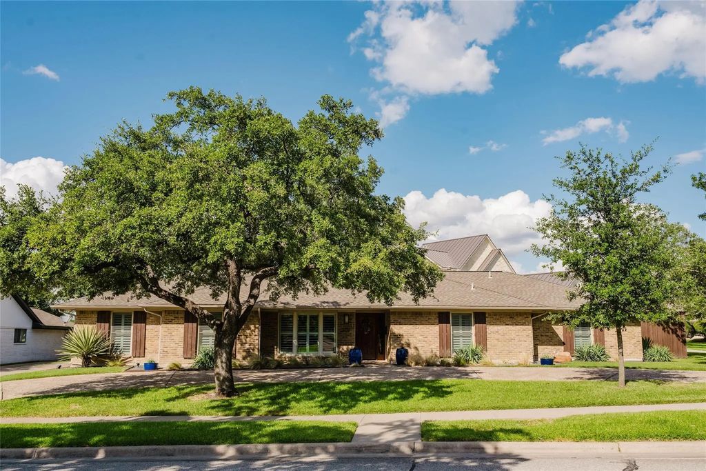 3257 Brookhaven Club Drive, Farmers Branch