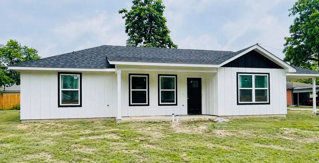 251 E Fort Worth Avenue, Cooper