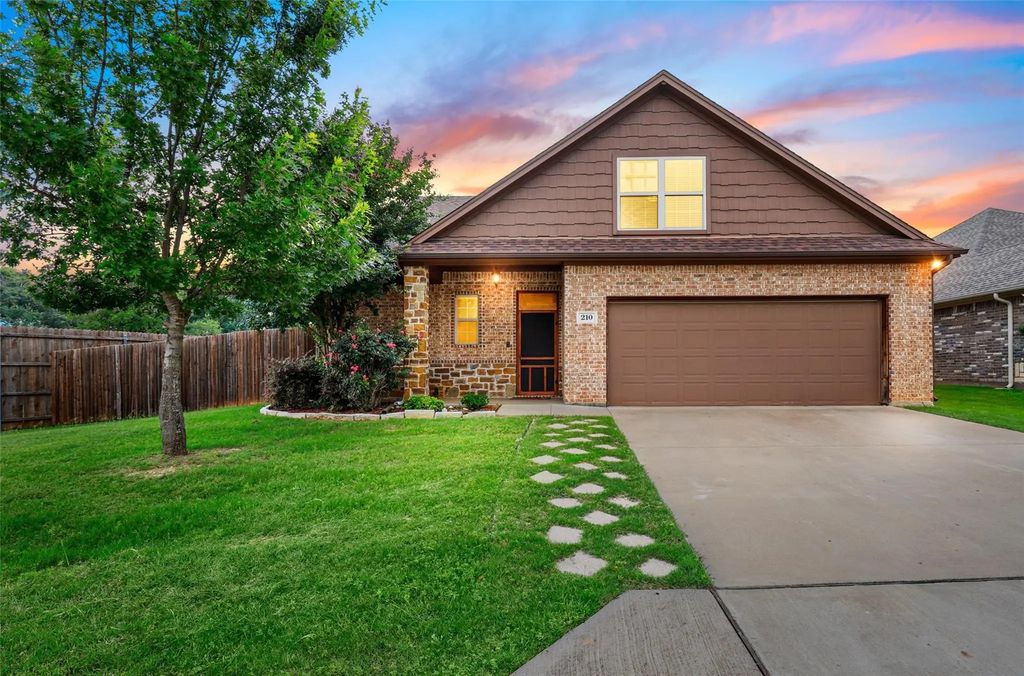 210 Donna Circle, Granbury