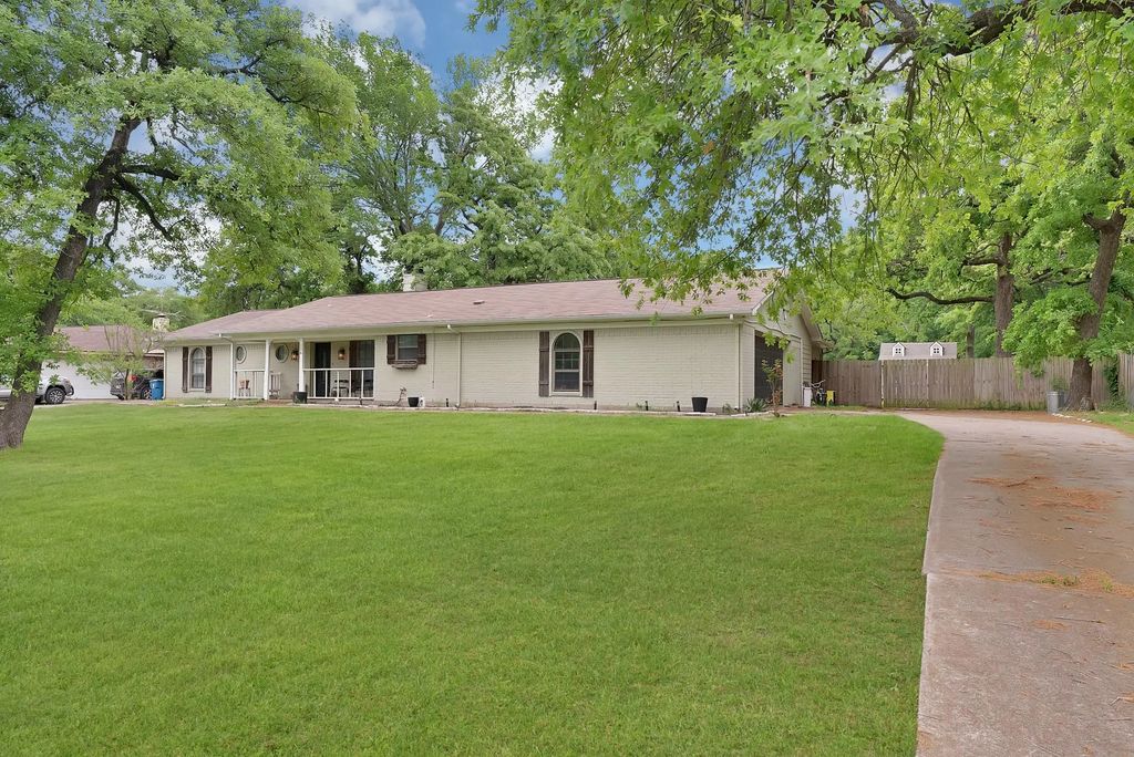 126 Oak Lane, Burleson