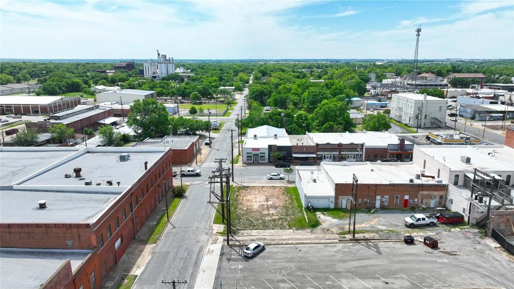 225 E Houston Street, Sherman