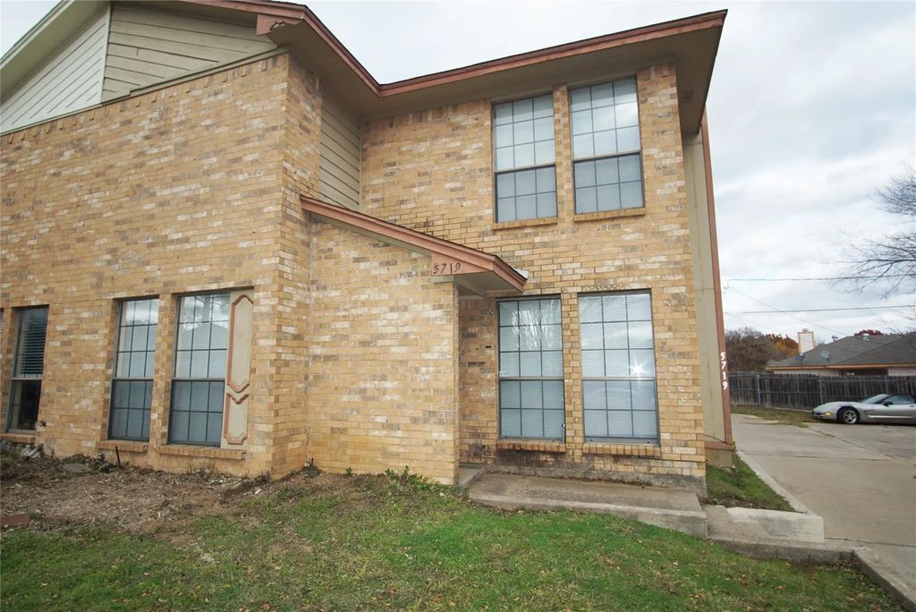 5719 Red Cactus Court, Arlington