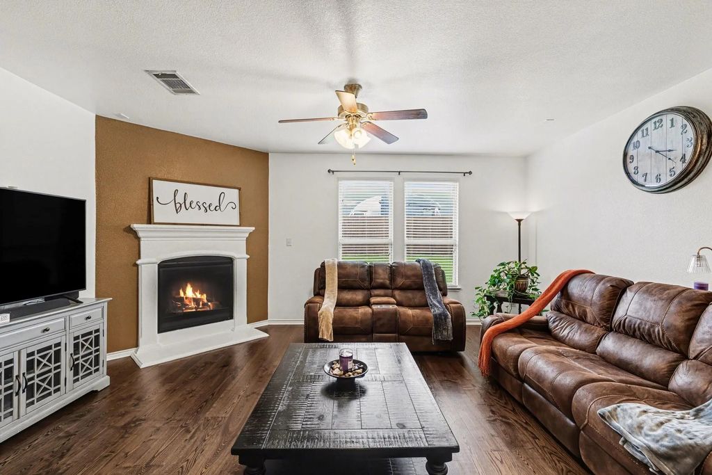 820 Lake Sierra Way, Little Elm