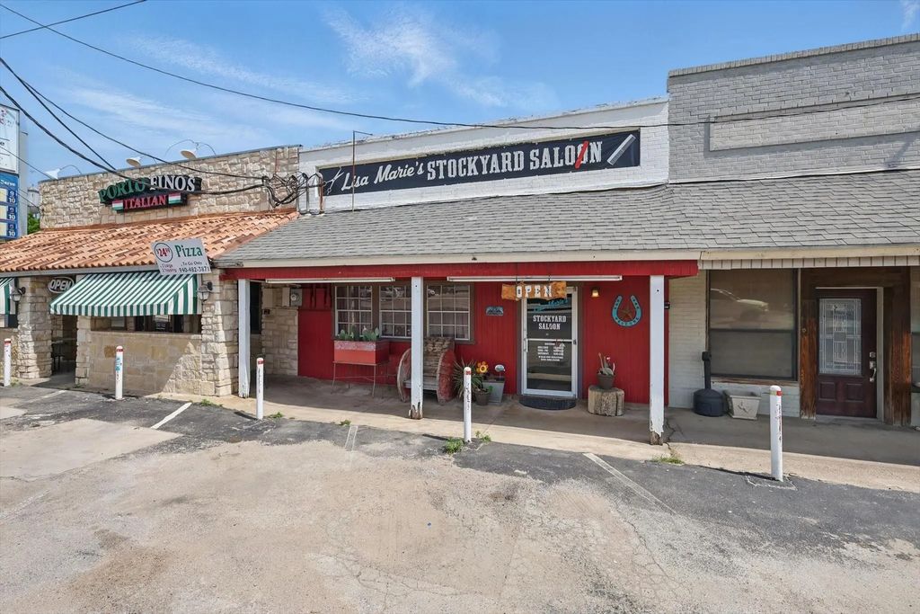 206 W Mccart Street, Krum