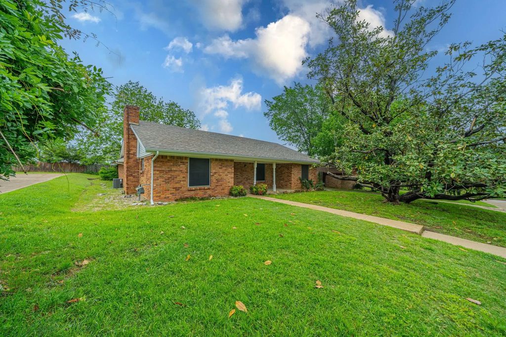 806 E Coral Way, Grand Prairie