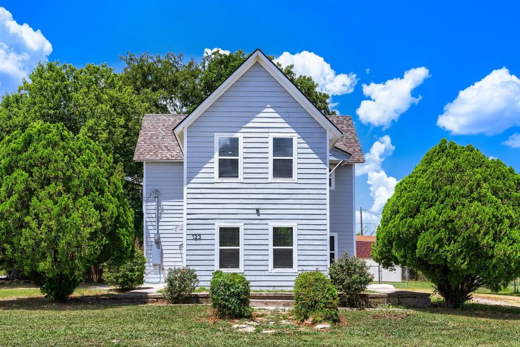 123 S 2nd Street, Sanger