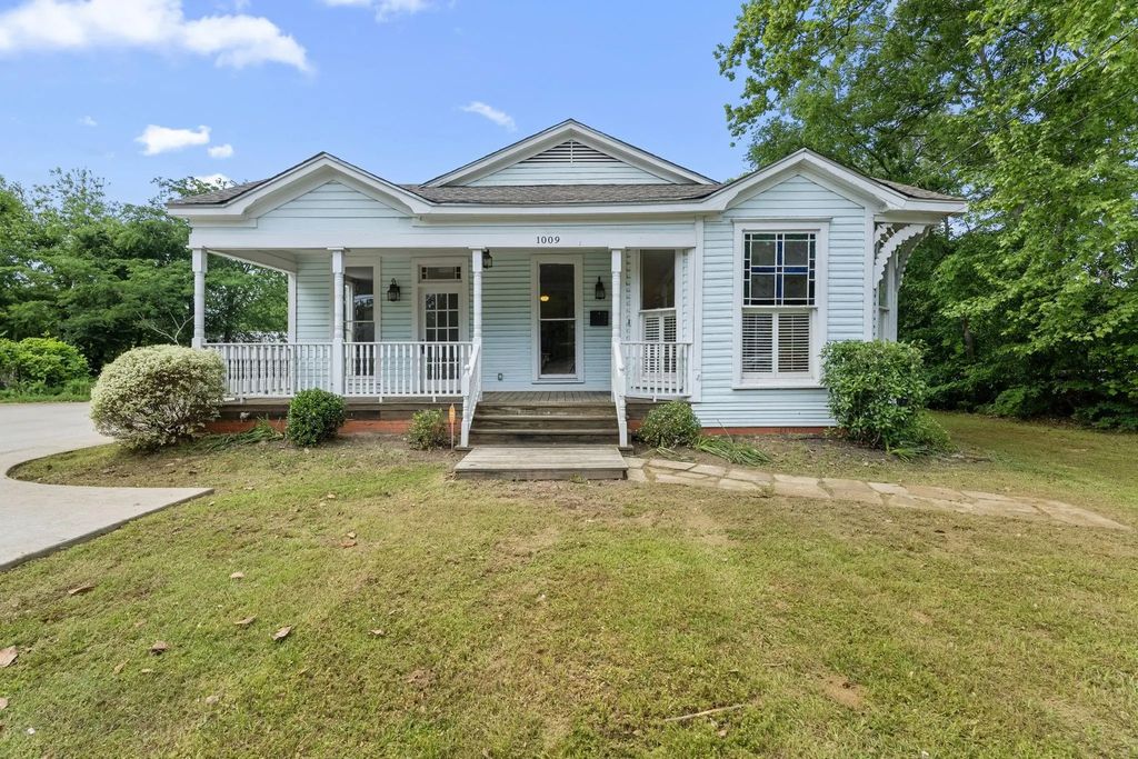 1009 N Pacific Street, Mineola