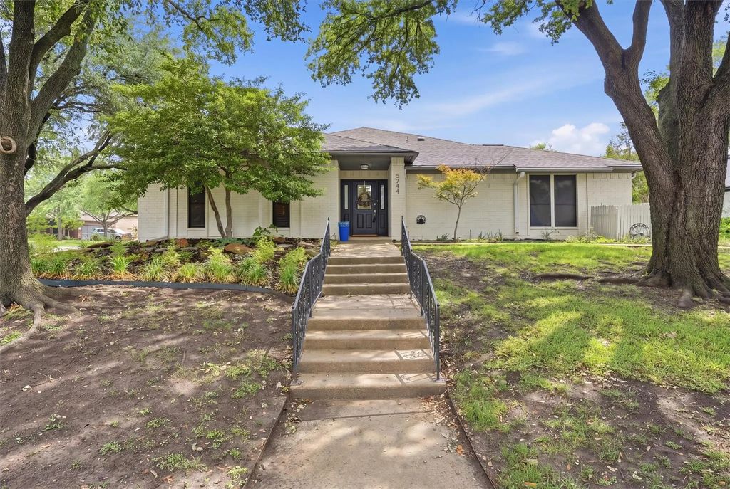 5744 Ledgestone Drive, Fort Worth