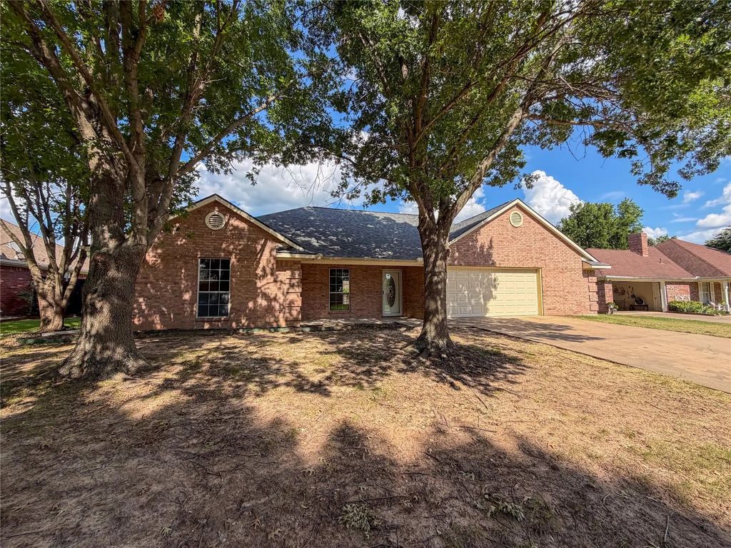 2204 N Village Drive, Bonham