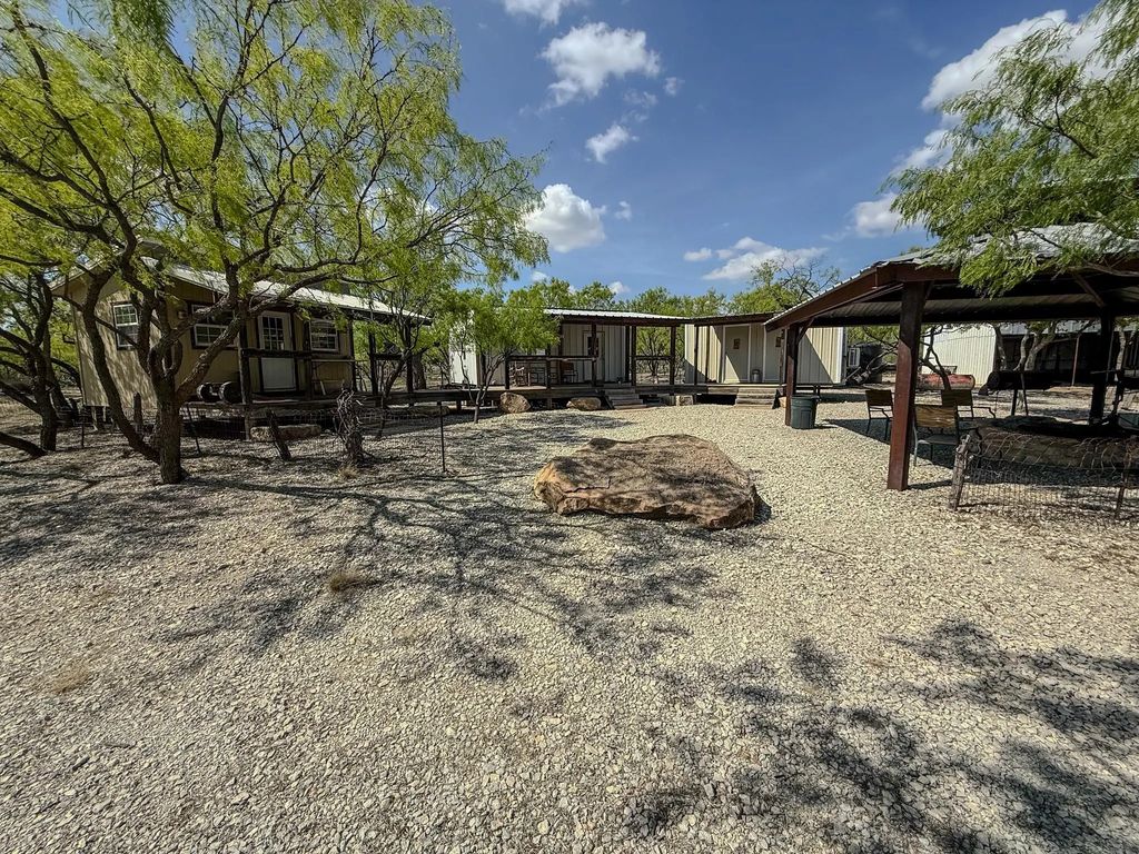 1124 County Road 322, Voss