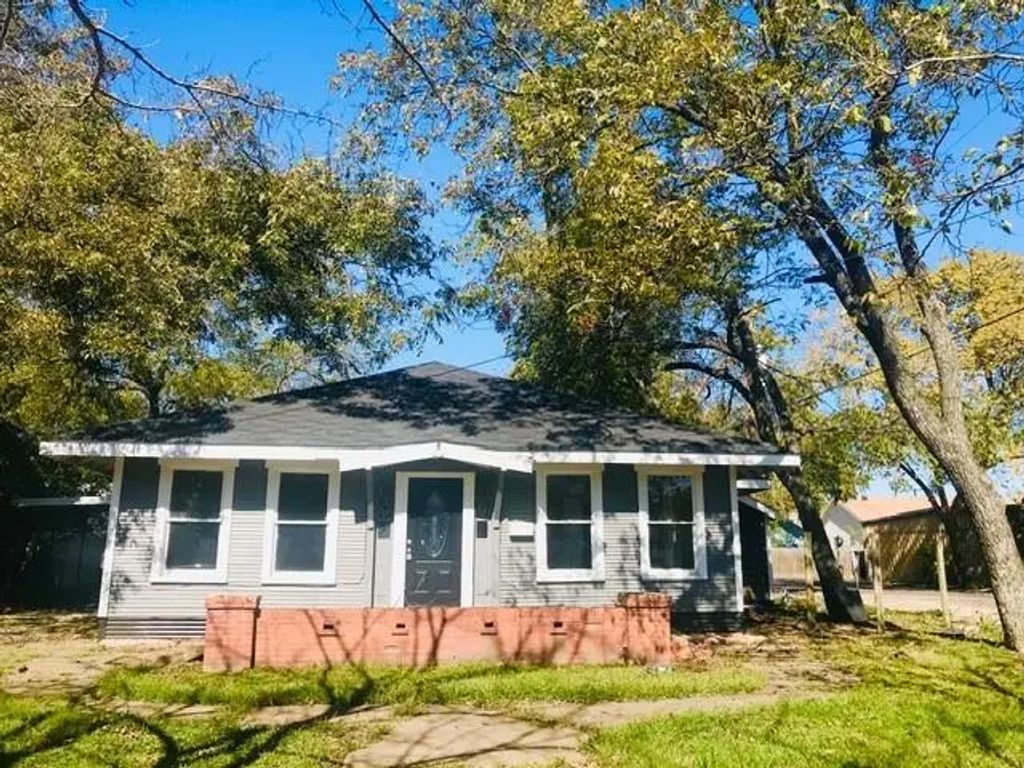 106 W Decatur Street, Ennis